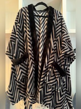 Black & White Geometric Faux Fur Trim Coatigan